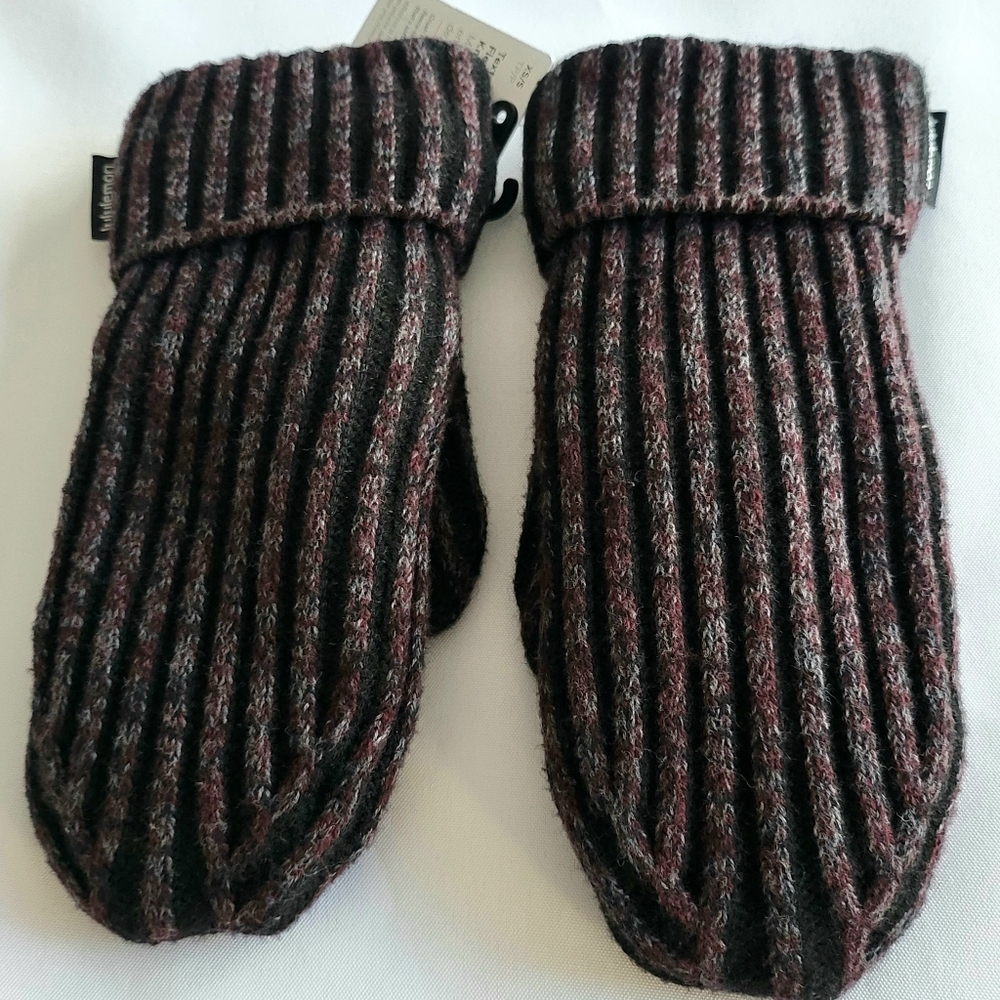 Lululemon Womens Textured Fleece-Lined Knit Mittens XS/S NWT